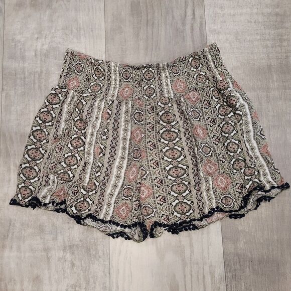 THREE DOTS Boho Pull On Shorts Size Large Smocked Waist Pom Pom Trim Pockets - Picture 1 of 5